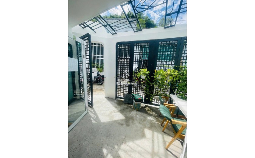 Bán nhà 2 lầu gần biển Hòn Chồng – ô tô 6m – Vĩnh Hải – giá 3,3 tỷ